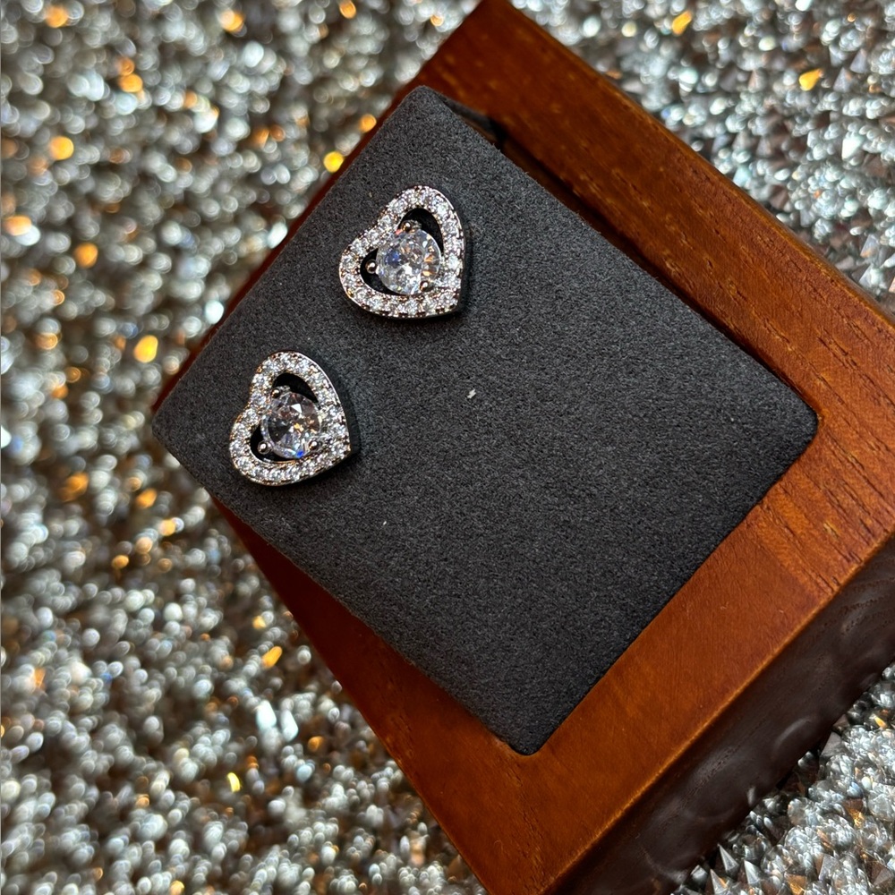 Heart shaped silver Stud Earrings NIP - Picture 6 of 6